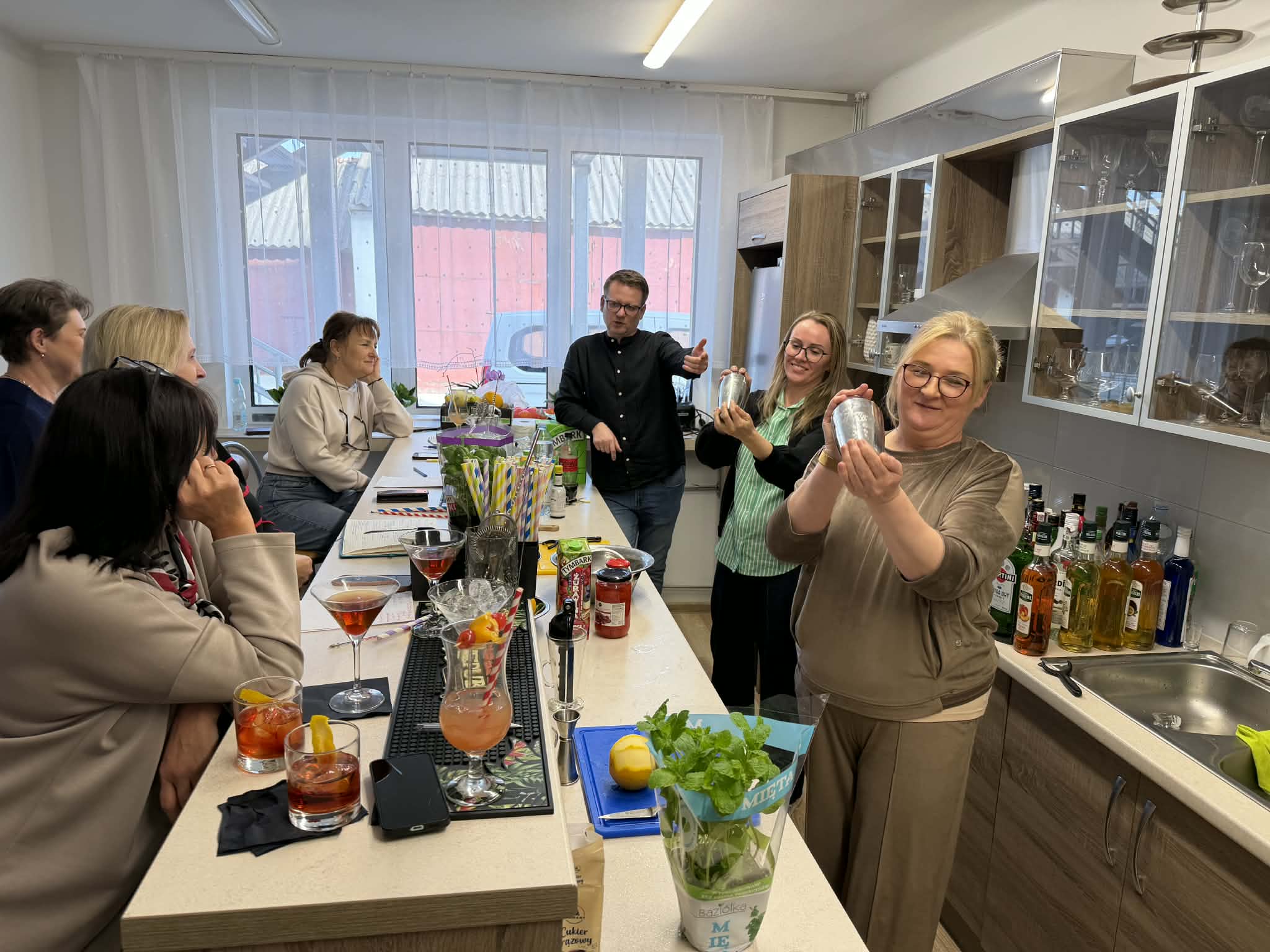 Read more about the article Szkolenie „Serwis napojów mieszanych i alkoholi”